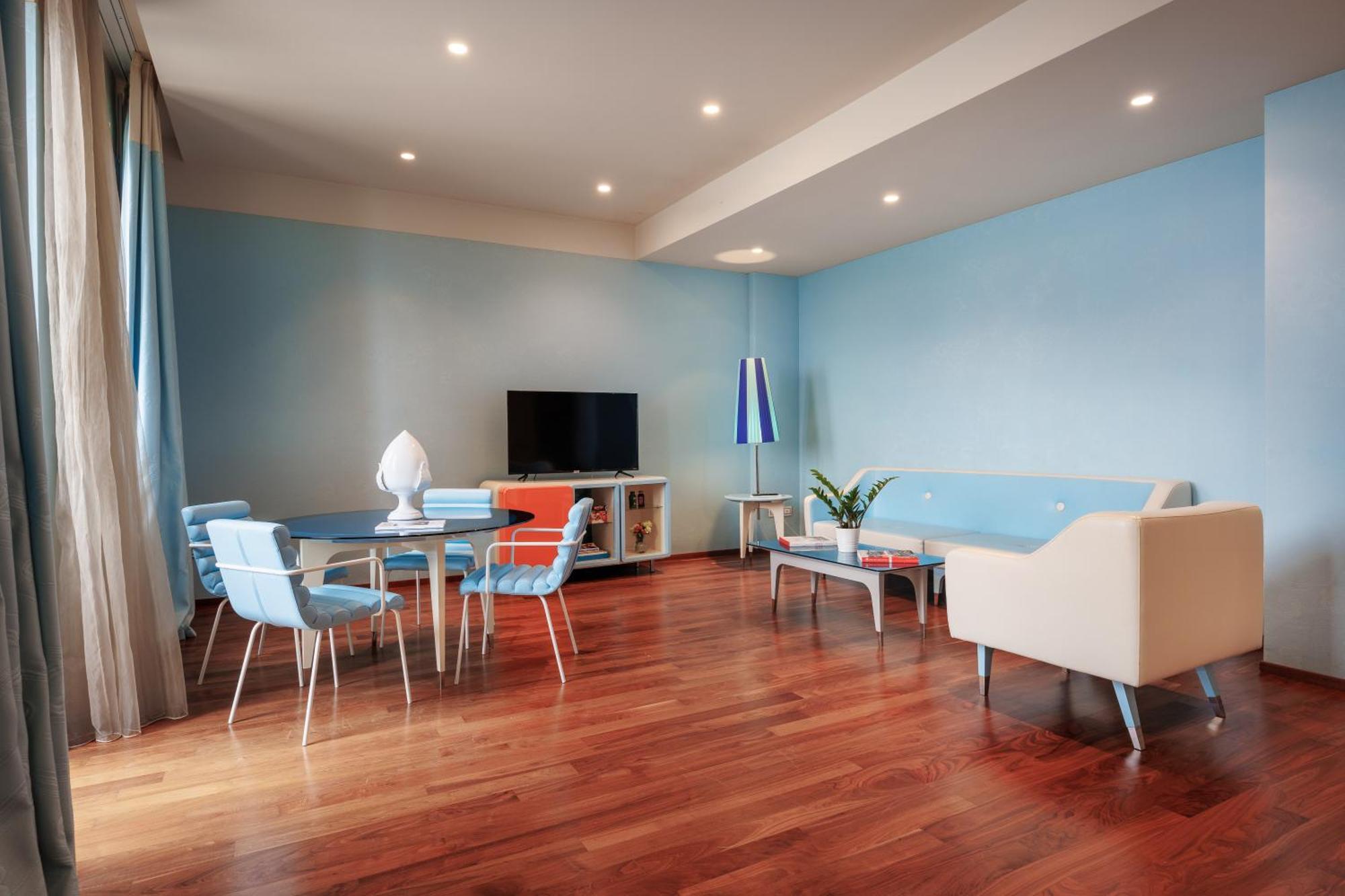 ไอเอช โฮเทล บาริ กรันเด อัลแบร์โก เดลเล นาซิโอนี Hotel บารี ภายนอก รูปภาพ A living room with a hardwood floor