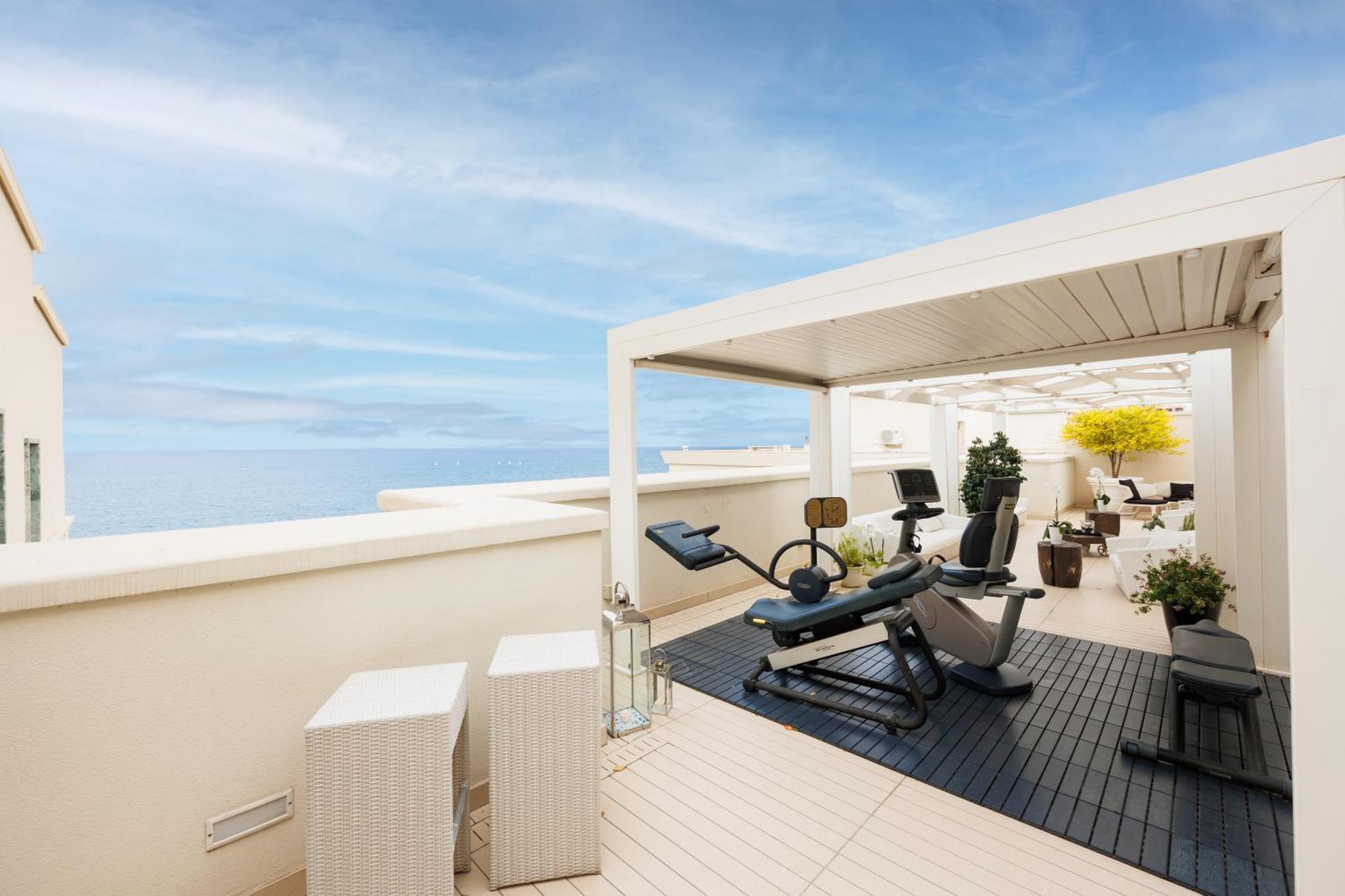 ไอเอช โฮเทล บาริ กรันเด อัลแบร์โก เดลเล นาซิโอนี Hotel บารี ภายนอก รูปภาพ The gym at the top of the hotel