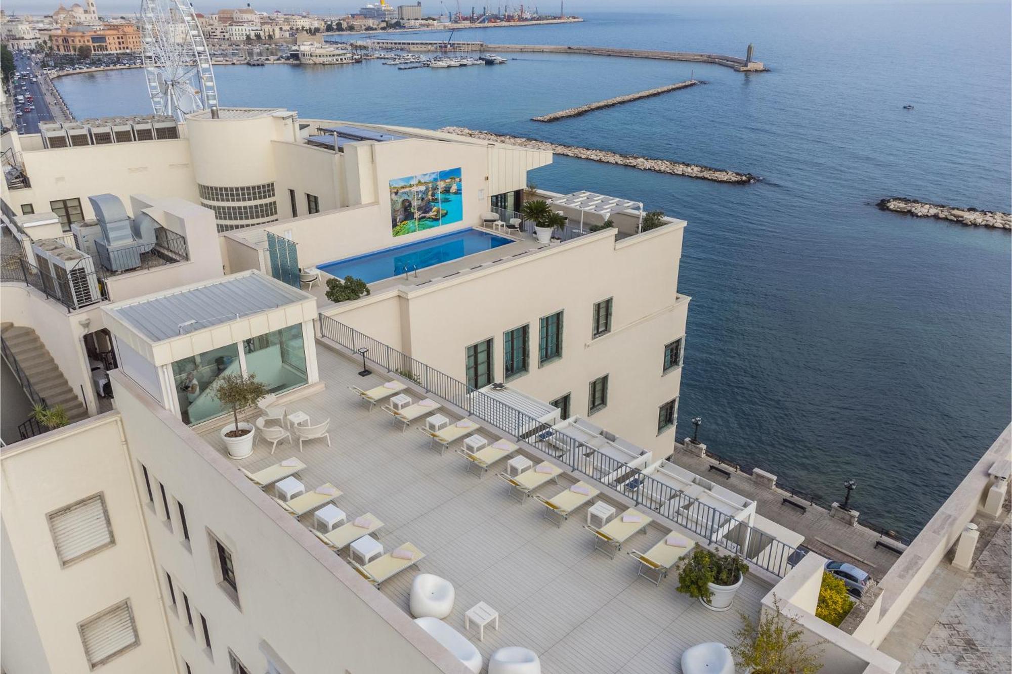 ไอเอช โฮเทล บาริ กรันเด อัลแบร์โก เดลเล นาซิโอนี Hotel บารี ภายนอก รูปภาพ The pool at the top of the hotel