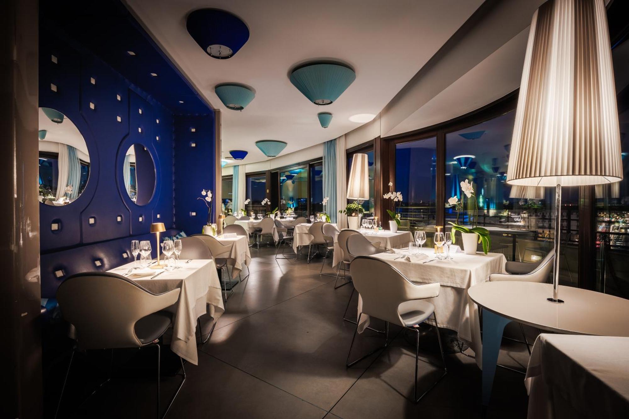 ไอเอช โฮเทล บาริ กรันเด อัลแบร์โก เดลเล นาซิโอนี Hotel บารี ภายนอก รูปภาพ Restaurant Blue