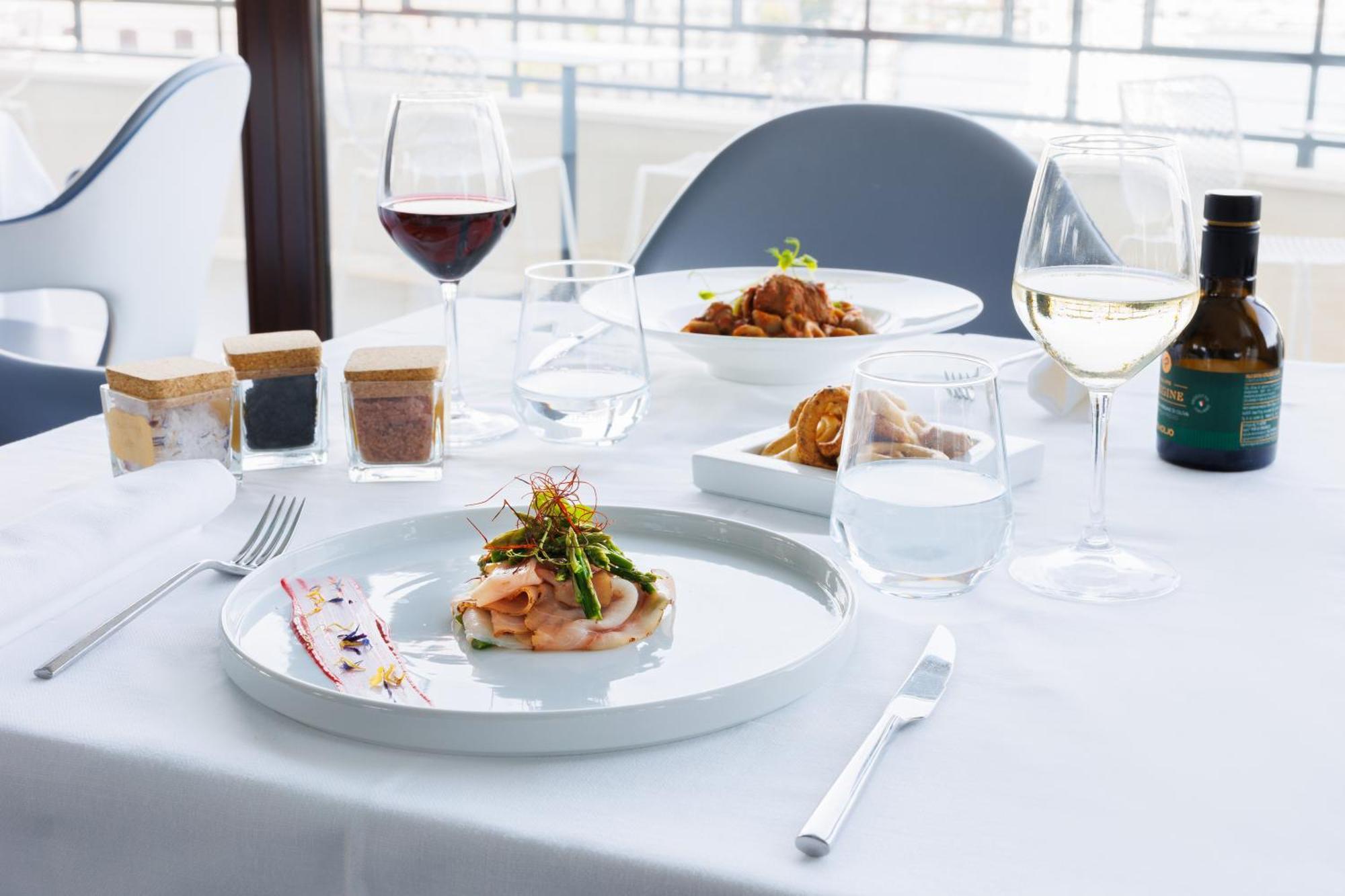 ไอเอช โฮเทล บาริ กรันเด อัลแบร์โก เดลเล นาซิโอนี Hotel บารี ภายนอก รูปภาพ A meal at the restaurant